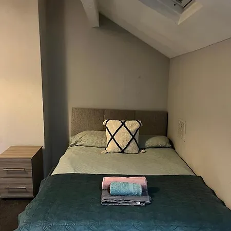 One Of A Kind 4 Bed Leeds (West Yorkshire)